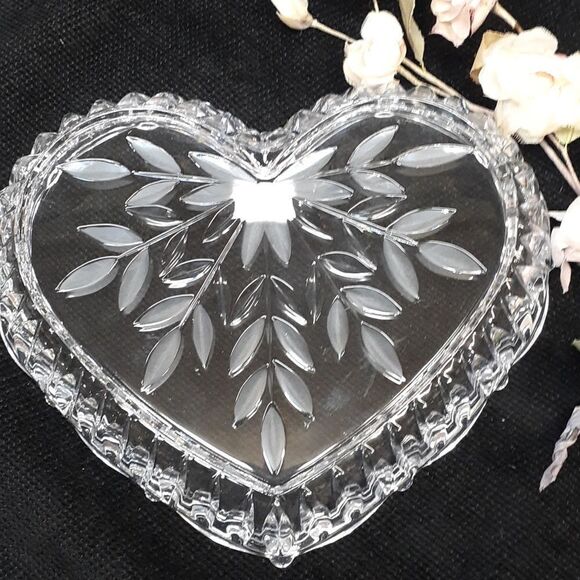 Crystal etched leaf design heart shaped bowl -Studio Nova Japan - Picture 3 of 6